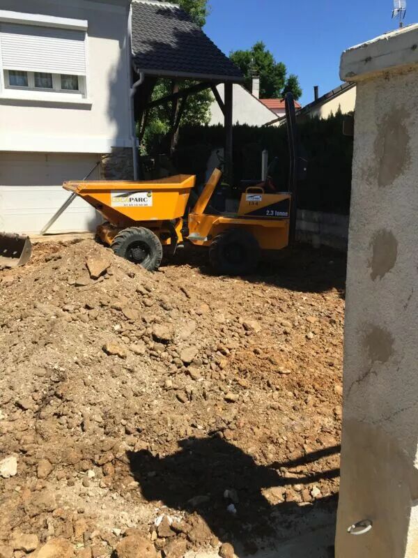 Cour avec dalles alvéolées et graviers